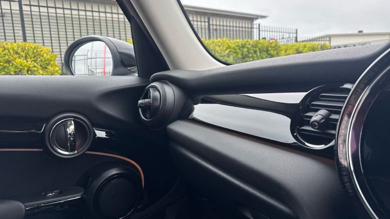 MINI Hatchback 1.5 Cooper Classic Premium Plus 5dr Auto Petrol Hatchback